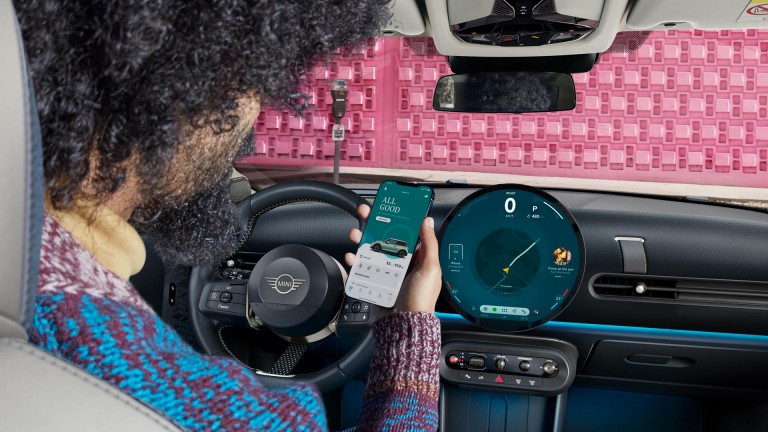 MINI Cooper‏ 3 דלתות - חוויה דיגיטלית - אפליקציית mini
